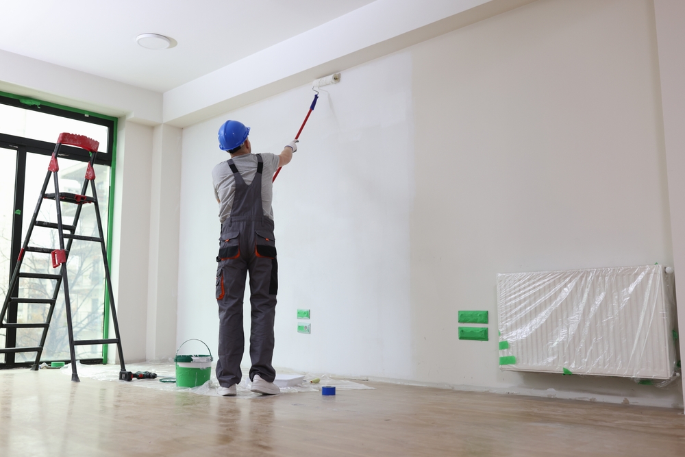 Een visuele representatie van hoogwaardig renovlies behang, zorgvuldig aangebracht op de muren. Ontdek hoe renovlies kopen een duurzame investering is die de esthetiek en waarde van je huis op de lange termijn verbetert.