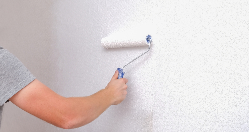 Een visuele weergave van schilderklaar renovlies behang, zorgvuldig aangebracht op de muur. Ervaar de ideale basis voor je verfproject met renovlies kopen, en ontdek hoe moeiteloos en vlekkeloos je verf kunt aanbrengen voor een professionele afwerking.